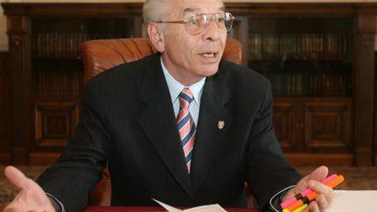 Achiziitii noi la Curtea de Conturi! Cum l-au filmat paparazzii pe Nicolae Vacaroiu insotit de un SPP-ist inalt de doi metri!