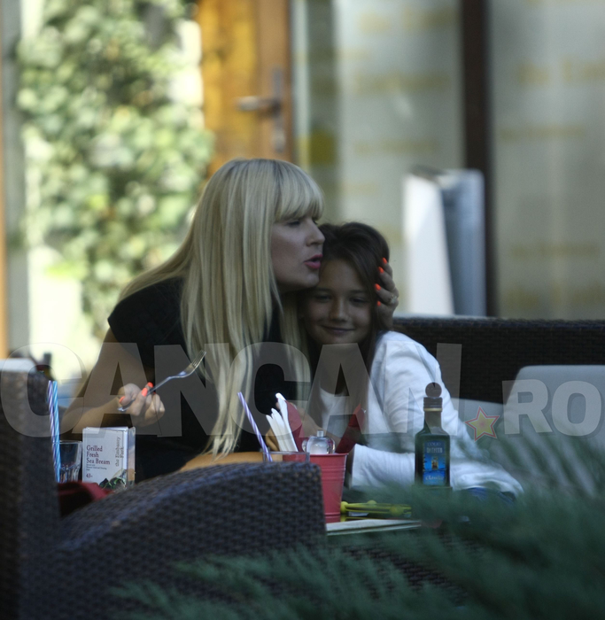 IMAGINI EXCLUSIVE La 42 de ani işi ”antrenează” instinctele de mamă. Elena Udrea işi doreşte un copil şi…”lucrează” pentru asta
