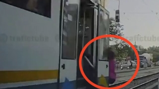 Tanara lovita de tramvai in Rahova e politista la Sectia 14