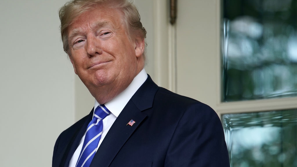 Donald Trump le oferă românilor locuri de muncă! Ce trebuie să faci pentru 3.000 de euro pe lună