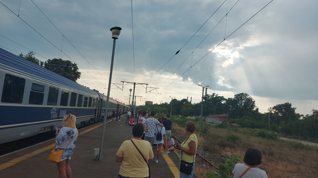 Călătorie de coșmar pentru sute de oameni! Ce s-a întâmplat cu trenul cu care s-au întors din vacanța petrecută la mare | VIDEO
