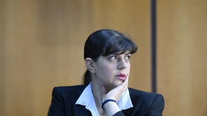 Cum a fost surprinsă Laura Codruța Kovesi pe străzile Bucureștiului. Detaliul care l-a frapat pe un politician român: „Doamnă, e normal?”