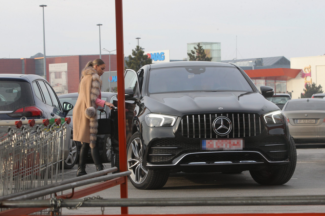 Bianca Drăgușanu, la mall cu un Mercedes GLE nou-nouț, cu șofer personal