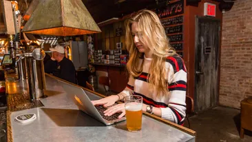 O angajată care lucra de acasă a fost obligată să înapoieze salariul, după ce a fost prinsă că fenta. Ce făcea pe computer, de fapt, și cum și-a dat seama șeful ei