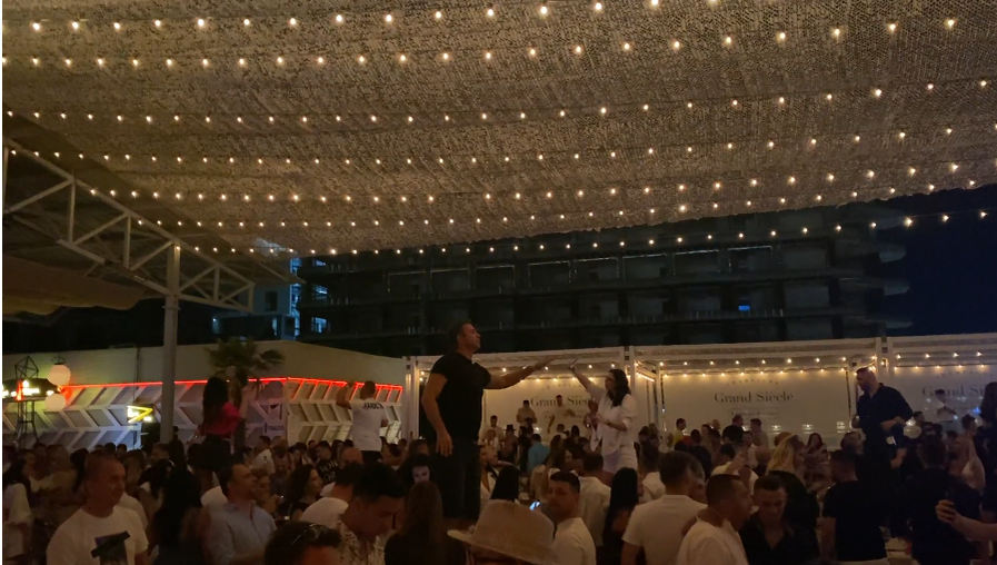 Cătălin Grigoriu, pe masă, în LOFT