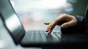 O româncă a ajuns la sapă de lemn, din cauza unui francez cunoscut pe Facebook. I-a dat toate economiile, dar și la alocațiile copiilor