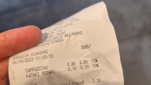 De necrezut! Un român, obligat să plătească și capacul paharului de cafea, în Grecia