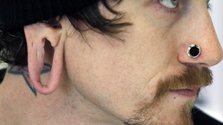 Imagini soc! Ti-ai facut piercing in urechi? Ai putea pati ca el!