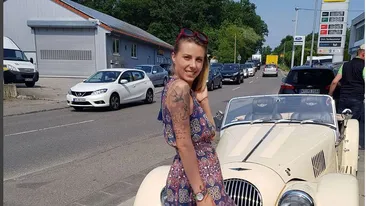 Alina Plugaru i-a încins pe băieţi în rochiţă lângă un automobil retro. ”Mi-am luat maşină”
