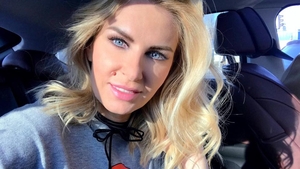 ANDREEA BĂNICĂ, apariţie hot în direct! Artista nu a purtat sutien şi a îmbrăcat o pereche de pantaloni minusculi