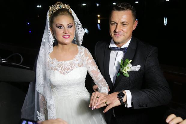 Nuntă mare la Ulmeni, judeţul Maramureş, unde primarul localităţii, Lucian Morar, s-a căsătorit cu Ioana Pricop, cântăreaţă de muzică populară.