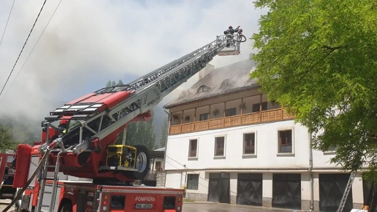 Incendiul de la Mănăstirea Râmeţ a fost stins după 7 ore. Jumătate din acoperișul ars s-a prăbușit