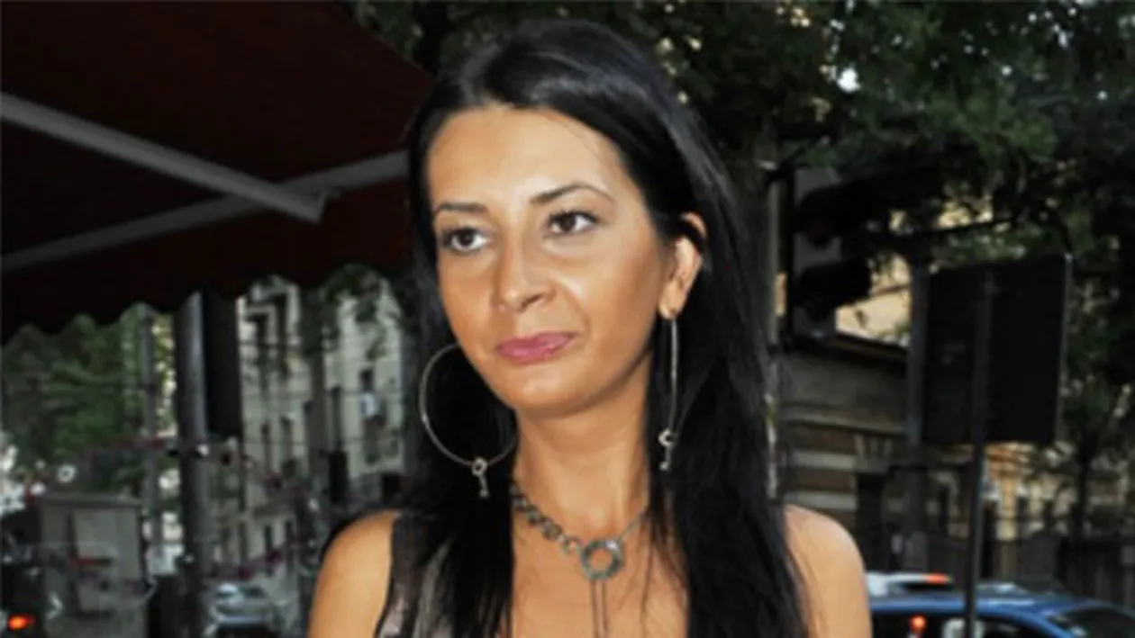 Dj Harra s-a imbracat provocator si s-a distrat alaturi de un barbat misterios! Vezi in bratele cui s-a aruncat la o petrecere