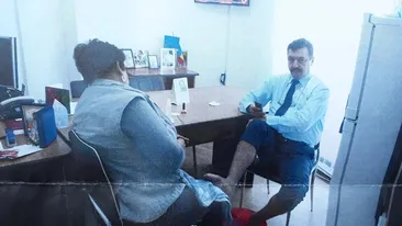 Imagini scandaloase cu un director din cadrul Primăriei Târgu Jiu! O obligă pe femeia de serviciu să-i facă pedichiura la birou