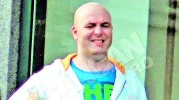 Bossul de la Cat Music, momente de groaza in fata unui hotel de lux! Taticul artistilor , la un pas sa cada in strada