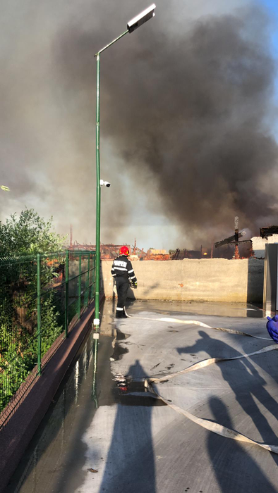 Incendiu de proporții la un restaurant din Pitești! Au intervenit trei autospeciale, o autoscară și ambulanță SMURD