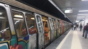 Cine este bărbatul care a căzut pe șine în stația de metrou Păcii. Medicii sunt rezervați în privința lui
