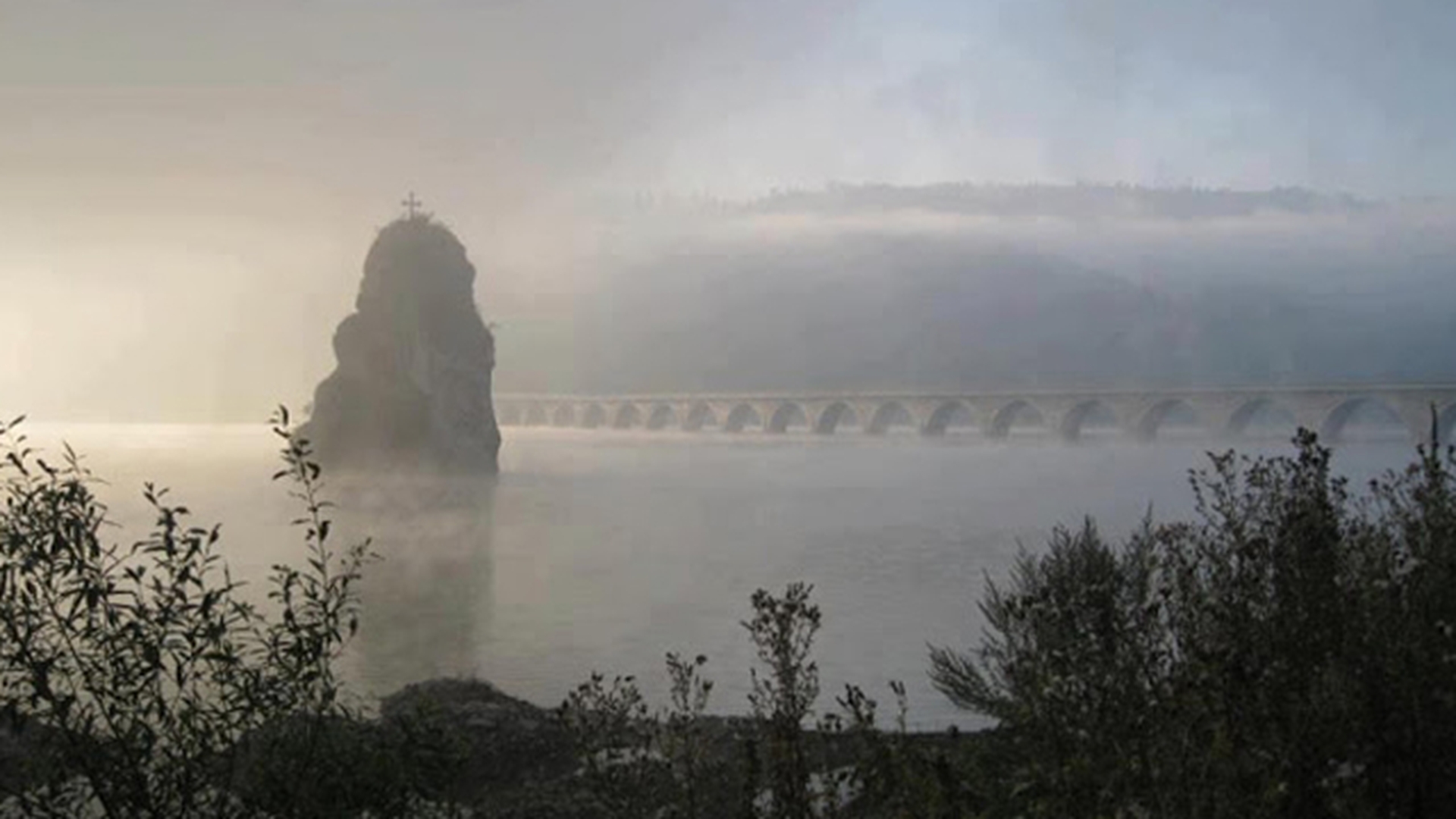 Se misca singura, iar localnicii au pus o cruce ca sa-i apere de spiritele rele. Cum se explica misterul Pietrei Dracului!