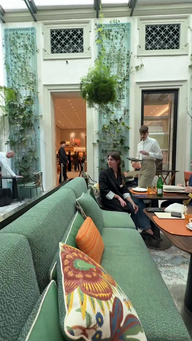 NU E BANC! Câți euro a plătit un român la cafeneaua Louis Vuitton din Milano pe 3 cafele, mâncare și desert