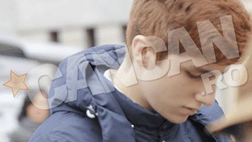 Fiul lui Serban Ionescu si-a mascat durerea cumplita printr-un zambet! A sprijinit-o permanent pe bunica lui si nu a plans!