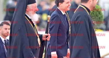 Gestul lui Nicușor Dan în fața mulțimii, când a ajuns la Catedrala Mântuirii Neamului. Președintele României a fost singurul care a făcut asta!