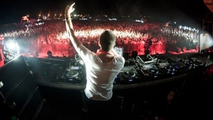 Tragedie! Unul dintre cei mai mari DJ, în stare gravă după ce a cazut de pe scenă!