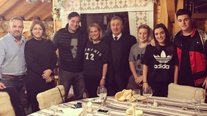 ANDREEA ESCA a mers să îşi întâlnească „cuscrii“. Iată prima imagine alături de familia lui MARIO FRESH