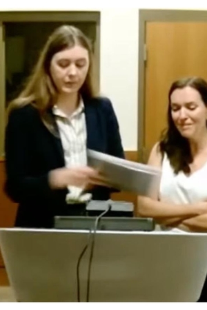 Primele imagini cu Anca Sabo din sala de judecată. Mama minorului care a murit în mașină a ajuns în instanță