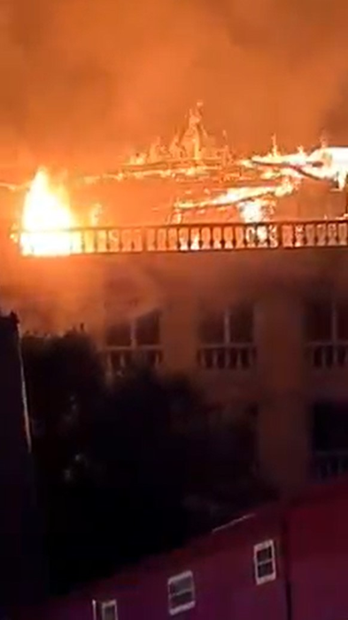 Flăcările au cuprins ultimul etaj al unui penthouse din București / Foto: CANCAN.RO
