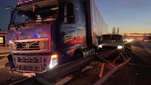 Accident grav pe A1. Impact între un tir şi trei maşini. Un bărbat a rămas încarcerat inconştient
