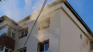 Incendiu într-un bloc din Câmpulung, 20 de persoane evacuate