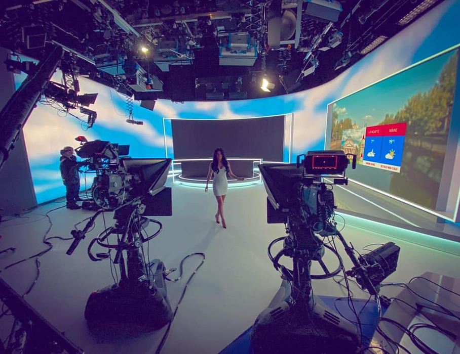 Primul job în televiziune pentru Corina Caragea a fost la “Surprize, Surprize”, dar a demisionat după 3 luni. Ce i-a spus Andreea Marin, fosta ei șefă, înainte să plece