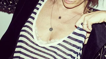 Ce super-vedeta de la noi a avut curaj sa se afiseze cu decolteul asta urias? Este una dintre cele mai stilate de la noi!