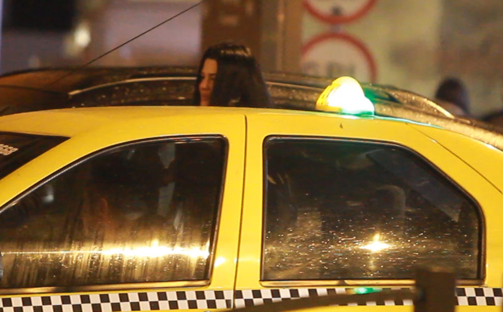 Sofia intră în taxi