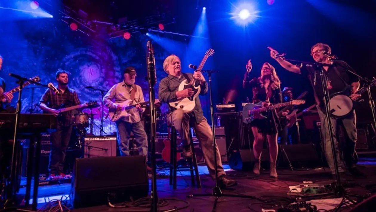 Un celebru cântăreţ s-a prăbuşit şi a murit pe scenă chiar de ziua sa, în timpul unui concert!