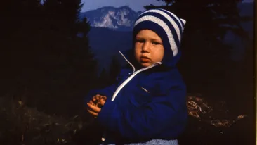 Pustiul asta te face sa razi de fiecare data cand apare la televizor. Cine crezi ca e?