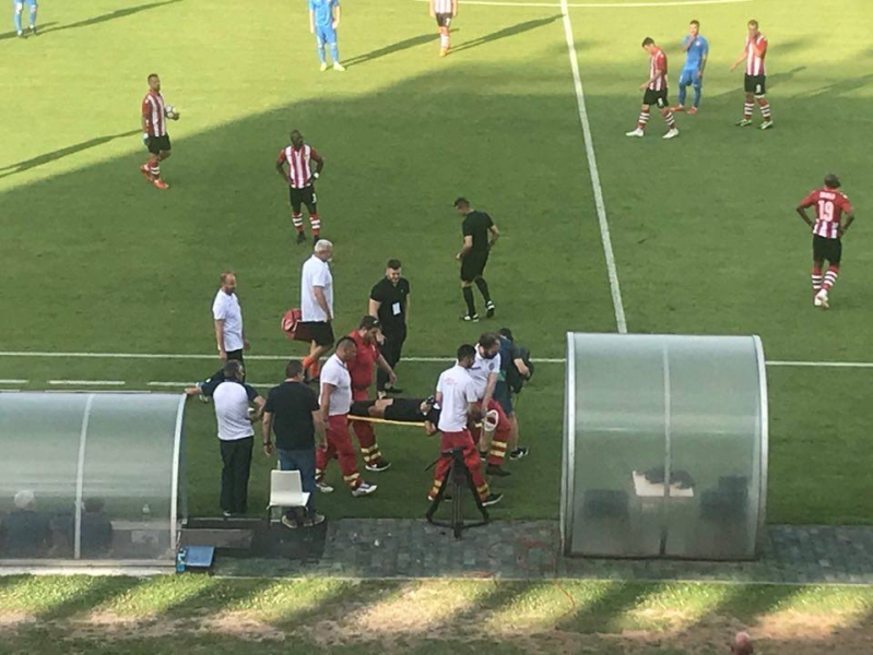 Marius Avram, momente de groază pe teren. Arbitrul a fost scos pe targă de la meciul pe care îl conducea în Europa League