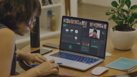 A ieșit din duș și a intrat din greșeală în cadru în timpul cursurilor online ale fiului său. Ce s-a întâmplat după