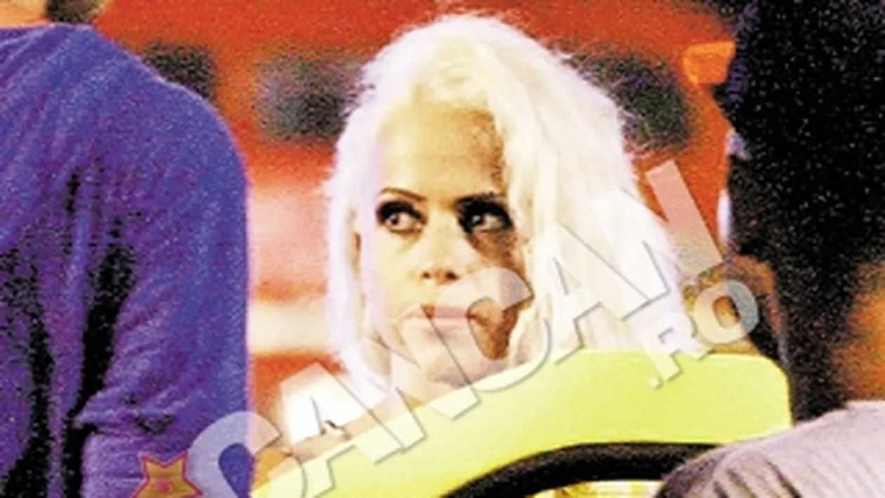 Anda Adam nu mai renunta la vestimentatia in care si-a filmat cel mai nou videoclip. I s-a pus pata pe un tricou