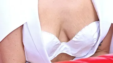 Vergeturi si sani lasati! Iata cum arata in realitate bustul unei super vedete! Toata lumea a ramas socata