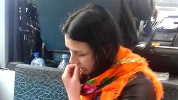 Imagini scandaloase! Ce făcea această tânără de etnie romă într-un microbuz din Brăila