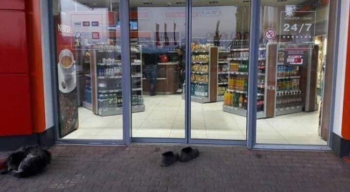 De ce s-a descălțat această bătrână înainte de a intra într-un market din Vaslui!