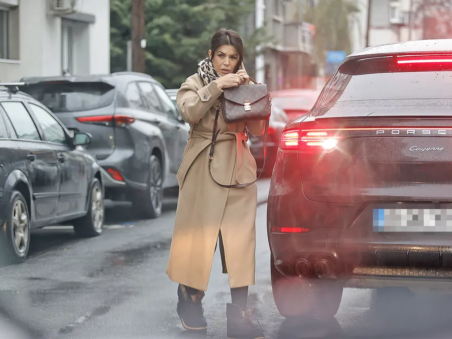 Simona Pătruleasa, înfofolită și grăbită, a intrat în raza CANCAN.RO