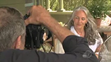 VIDEO Are 60 de ani si este un fotomodel ravnit! Isi etaleaza cu mandrie firele albe!