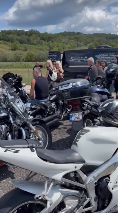Imaginile durerii de la înmormântarea soților motocicliști din Oradea, Edi și Adina. Ce se întâmplă cu fiul lor de 5 ani
