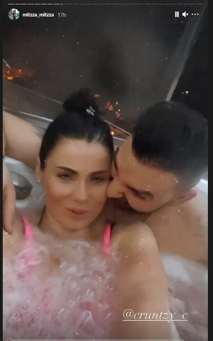 Bianca Drăgușanu, momente de răsfăț într-un jacuzzi alături de un bărbat? Cine este musculosul care apare pe filmarea în care este etichetată diva | VIDEO