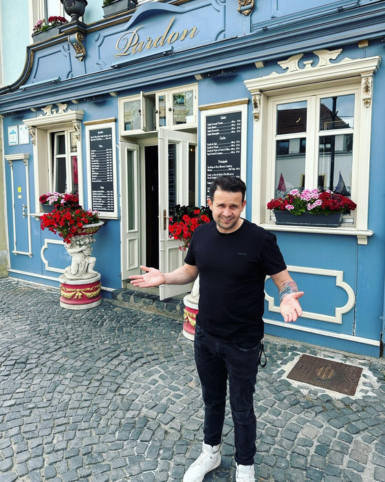 Magicianul Robert Tudor așteaptă discuția cu șefii / (Sursa: Instagram)