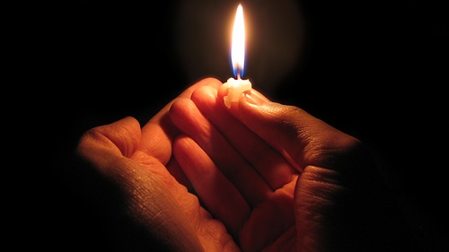Peste 30.000 de oameni au participat la slujba de Inviere in Bucuresti. Zece incendii in Capitala in noaptea de Paste