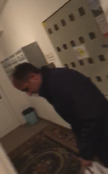 Florin Talpan în holul blocului ANL în care locuieşte