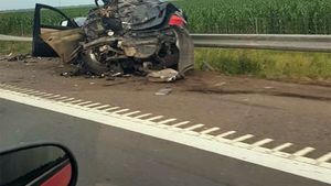 Accident grav pe Autostrada Soarelui. Trei maşini şi un TIR s-au ciocnit, cinci oameni au fost răniţi